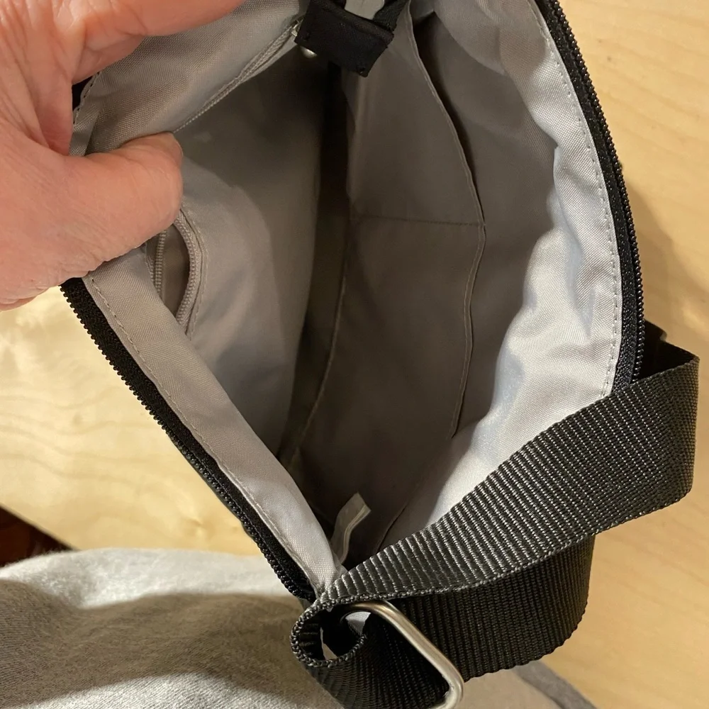 Baggallini Black Crossbody Bag (QD)